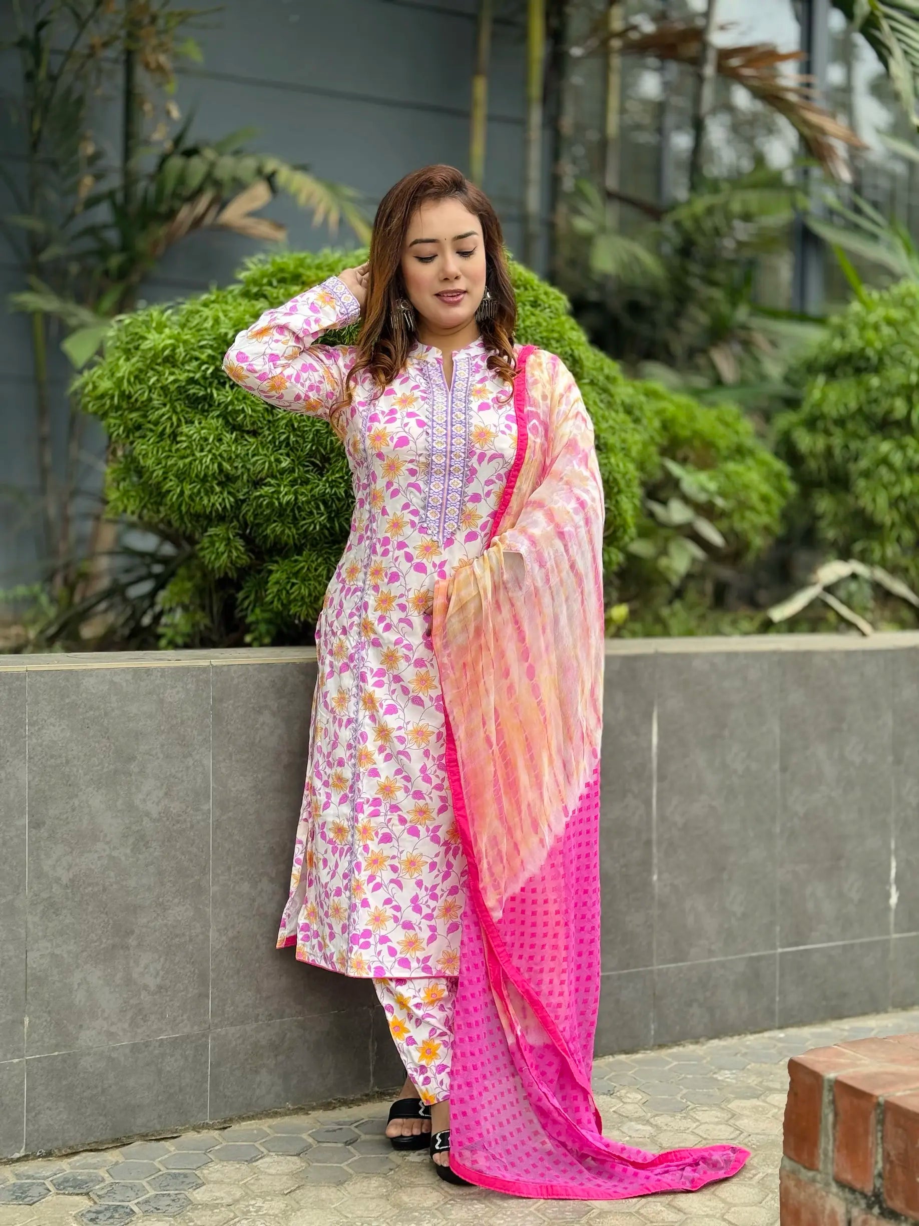 White Floral Printed Salwar Kameez Set with Pink Dupatta – Elegant Ethnic Wear