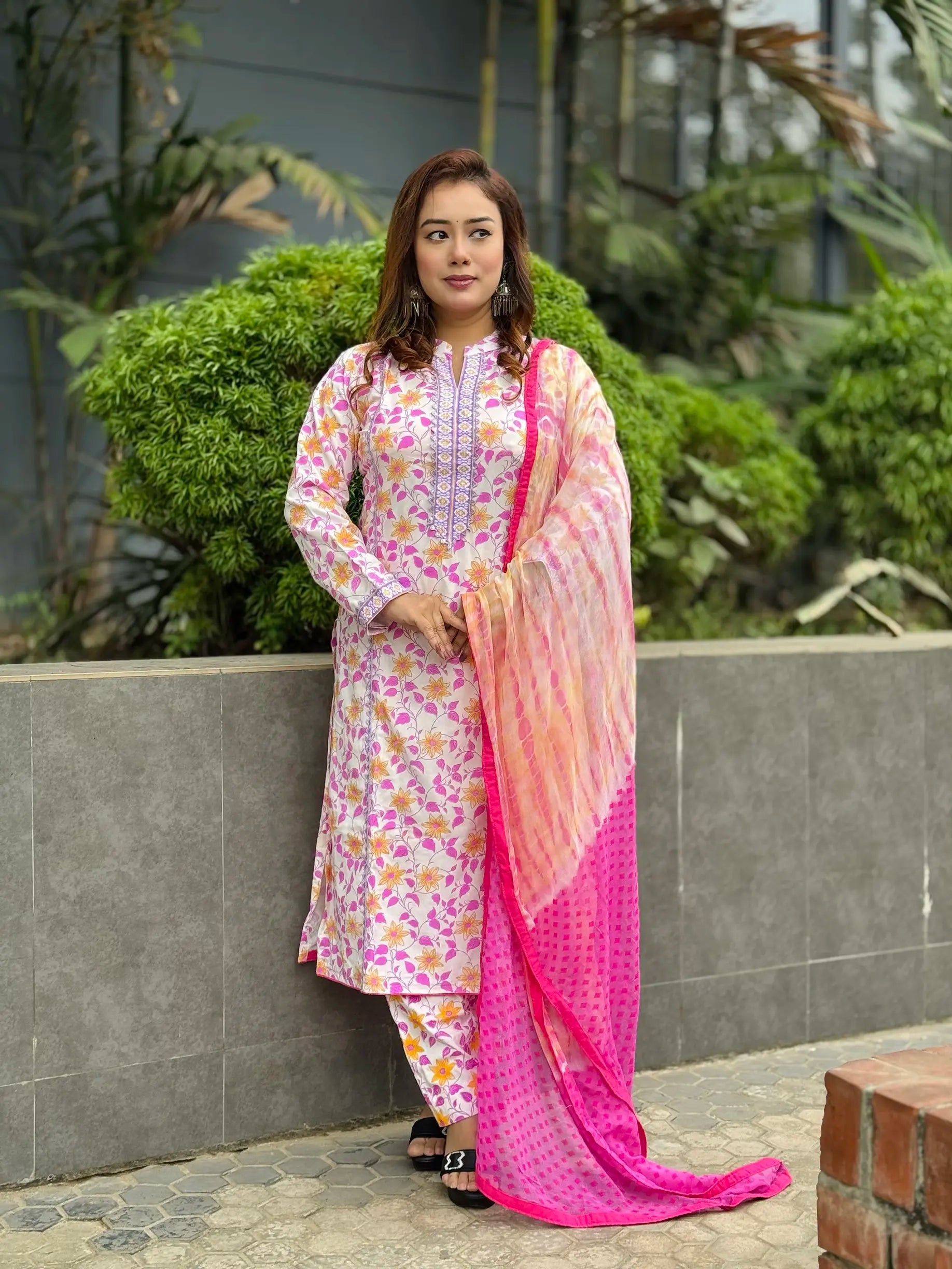White Floral Printed Salwar Kameez Set with Pink Dupatta – Elegant Ethnic Wear