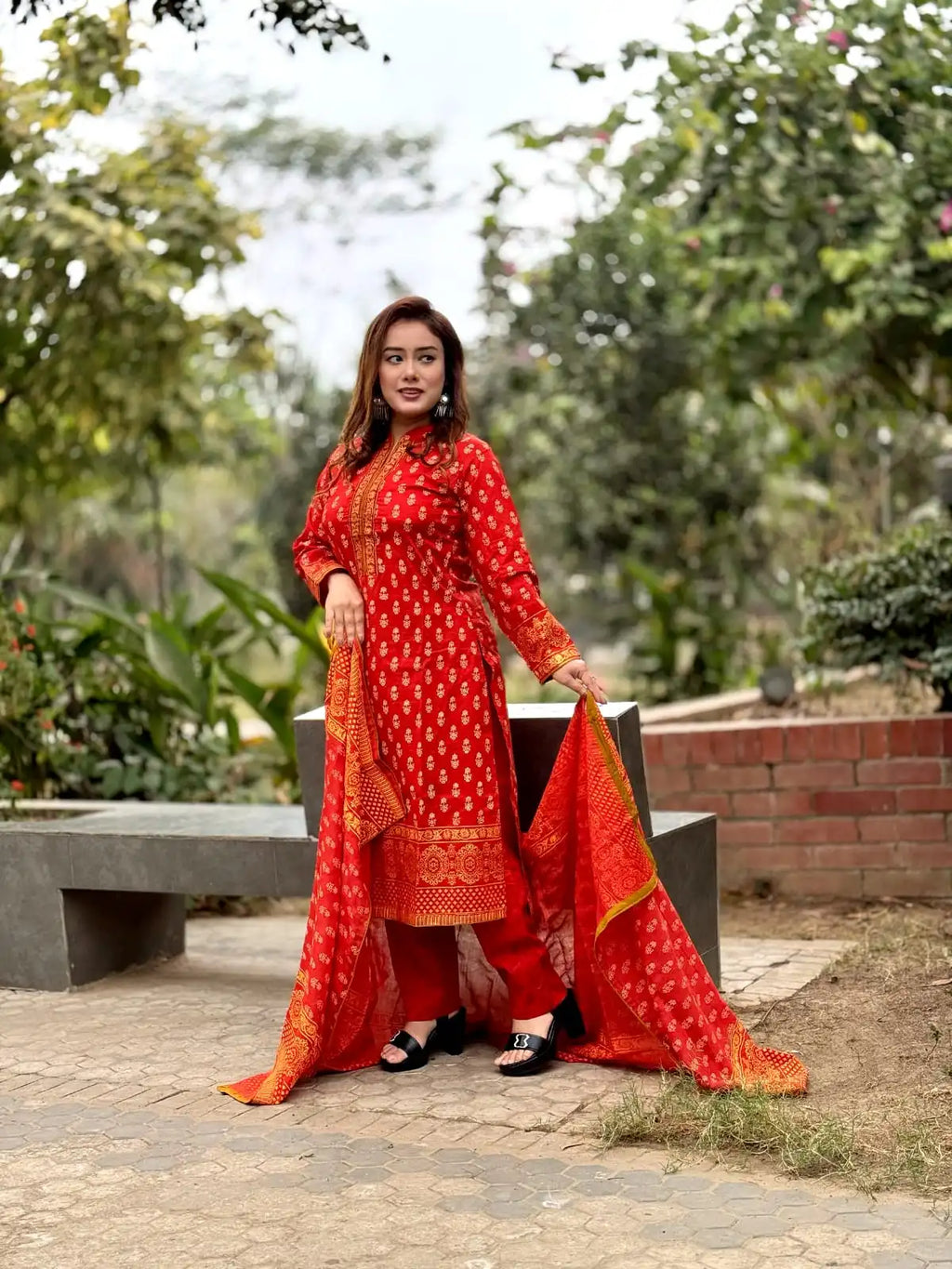 cotton fabric screen printed shalwar Kameez set comes with printed chiffon dupatta